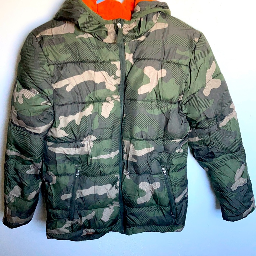 Kids camo puffer jacket size L (10-12)